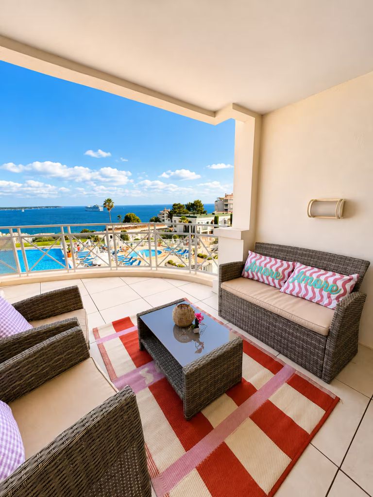 Balcon meublé de Blue View Cannes surplombant la piscine de la résidence et la mer Méditerranée