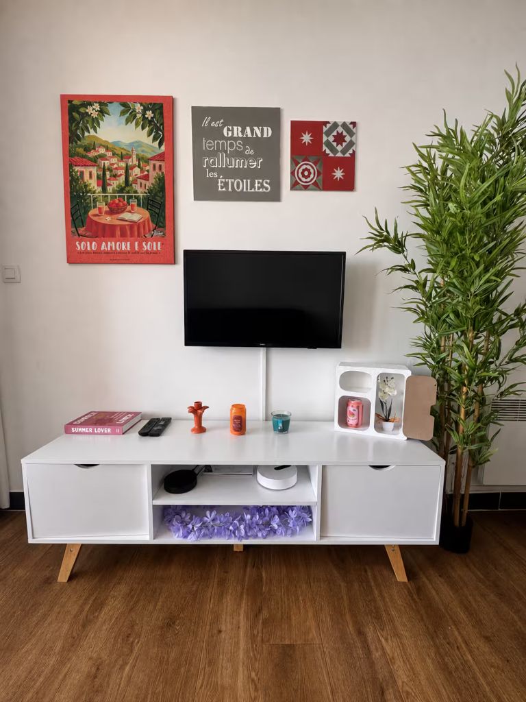 Meuble télé et Smart TV dans le séjour de l'appartement Blue View Cannes